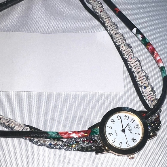 ♦️ Sleek Black and White Watch with Timeless Design - Picture 1 of 2